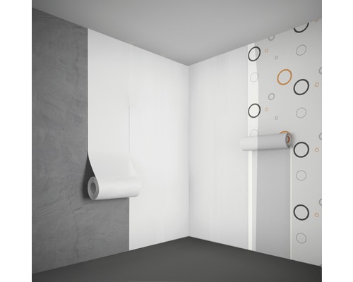 Coin d''une pièce avec différents motifs de papiers peints sur les murs.