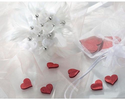 Dekoration mit Federgesteck, Organzabeutel und Holzherzen