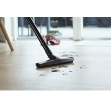 Aspirateur nettoyant la saleté sur le sol