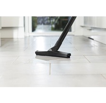 Embout d''aspirateur sur sol carrelé