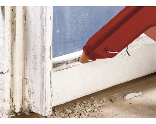 Heißluftpistole bei der Fensterreparatur