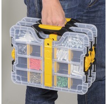 Personne tenant une boîte de rangement transparente avec des vis et des chevilles