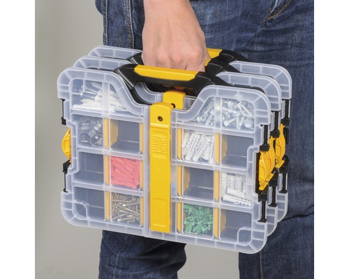 Personne tenant une boîte de rangement transparente avec des vis et des chevilles