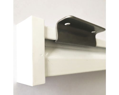 Detailansicht eines Gardinenstangenhalters aus Metall an einer Gardinenstange