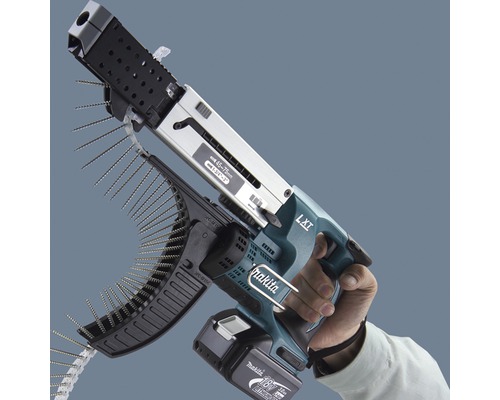 Makita Magazinschrauber mit Schraubenband in der Hand
