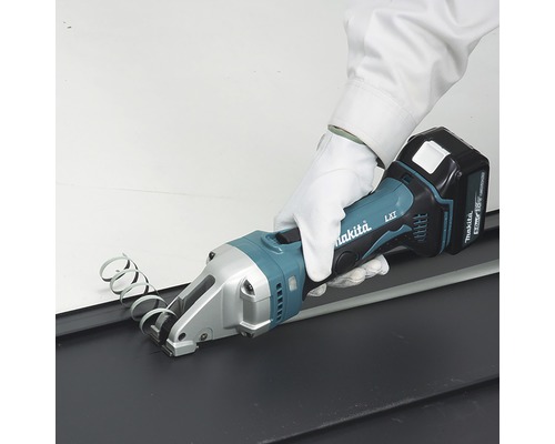 Cisailles à tôle sans fil Makita coupant du métal