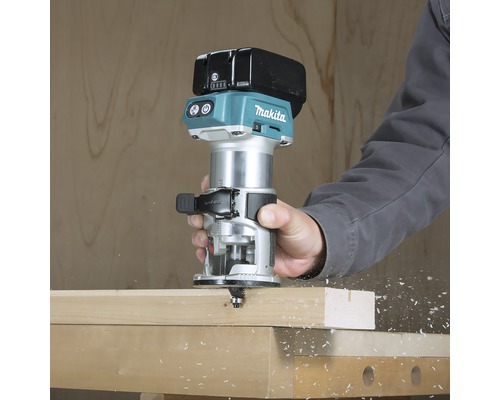 Défonceuse à batterie Makita en train de travailler une pièce de bois