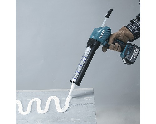 Pistolet à cartouche sans fil en cours d''utilisation pour appliquer du mastic