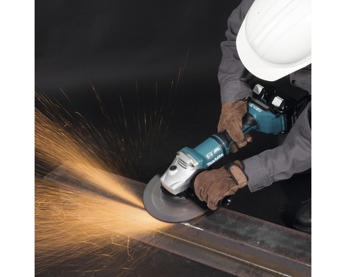 Akkubetriebener Winkelschleifer von Makita beim Schleifen von Metall, Funken fliegen.