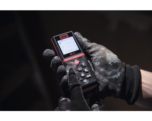 Main avec gant de travail utilisant un télémètre laser d''une portée de 60 mètres.