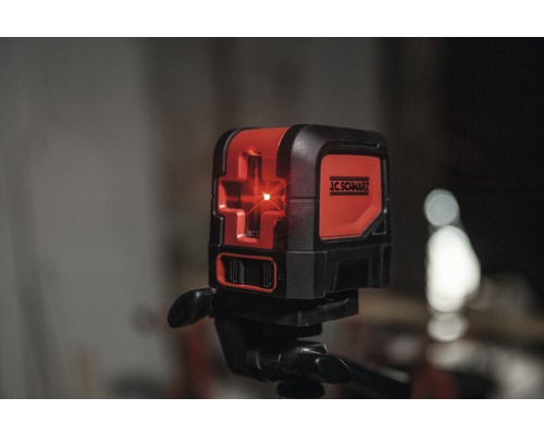 J.C. Schwarz Logo auf einem Kreuzlinienlaser mit Stativ