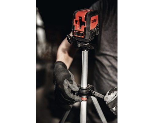 Kreuzlinienlaser auf Stativ mit Bediener