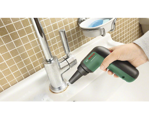 Bosch Universalbürste im Einsatz an einem Wasserhahn im Badezimmer