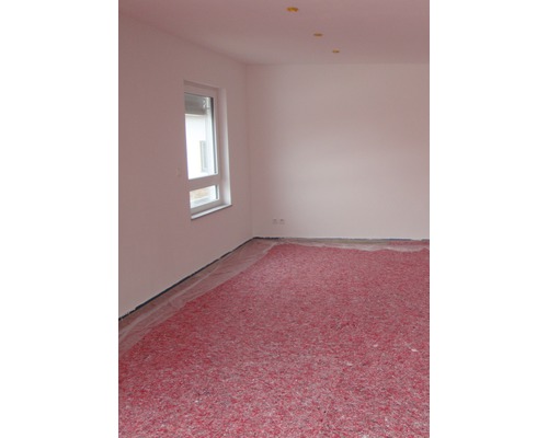 Raum mit Dämmmaterial auf dem Boden und einem Fenster