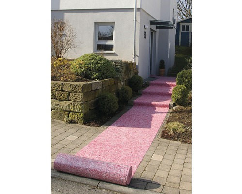 Szene mit einem ausgerollten Flies auf einem Weg zu einem Hauseingang.