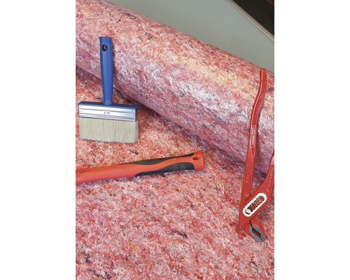 Szene mit einem Hammer, einer Rohrzange, einer Deckenbürste und einer Rollen Malervlies.