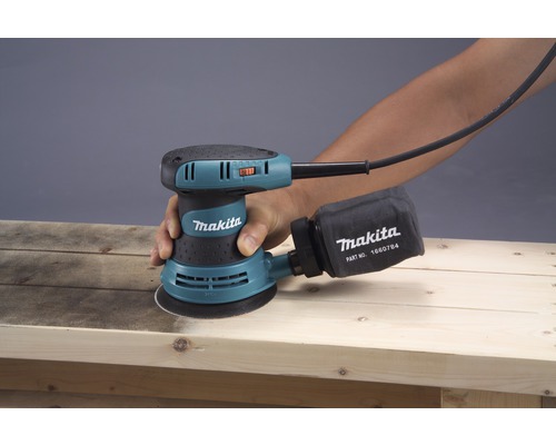 Makita Exzenterschleifer beim Schleifen von Holz