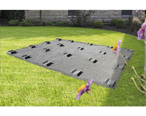 Quadratische Fläche mit Bodenplatten im Gartenbereich