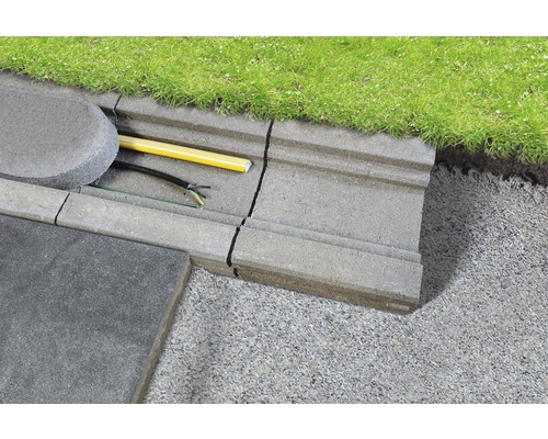 Rasenkante aus Beton mit Kabeln und Pflastersteinen
