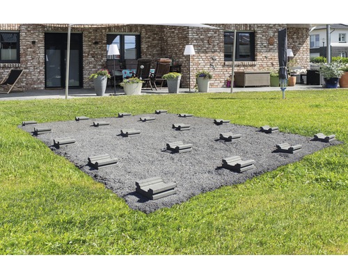 Quadratische Fläche aus Pflastersplitt mit aufgesetzten Stelzlagern im Garten