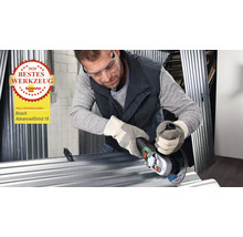 Ein Mann schleift ein Metallblech mit einem Bosch AdvancedGrind 18 Akku Winkelschleifer, ausgezeichnet mit dem Bestes Werkzeug Award 2020.