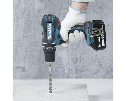 Visseuse à percussion sans fil Makita avec foret en cours d’utilisation.