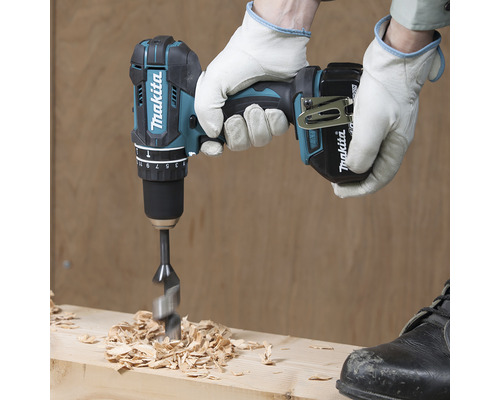 Visseuse-perceuse sans fil Makita perçant un trou dans du bois