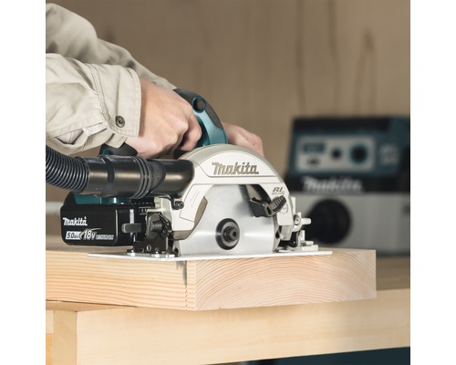 Akku-Handkreissäge beim Sägen eines Holzstücks