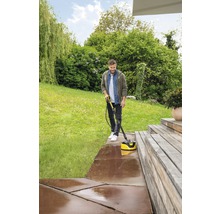 Homme nettoie la terrasse avec un nettoyeur de terrasse