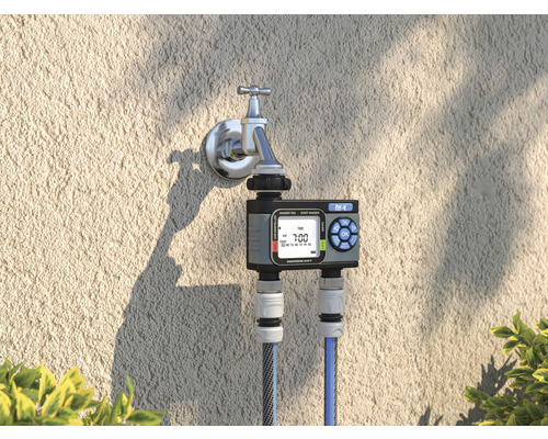 Minuteur d''arrosage sur robinet avec deux tuyaux d''arrosage connectés