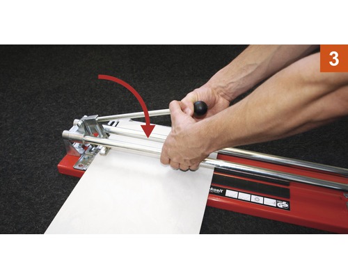 Fliesenschneider in Verwendung mit Pfeilmarkierung