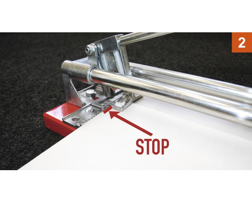 Detailansicht eines Fliesenschneiders mit Anschlagwinkel zur genauen Positionierung der Fliese