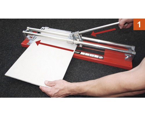 Fliesenschneider in Verwendung mit Fliese