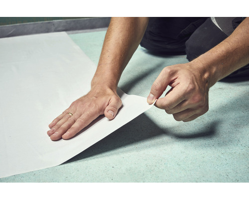 Pose d''une plaque de rénovation par une personne.