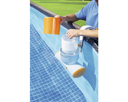 Poolreiniger mit Person im Einsatz zur Reinigung des Pools