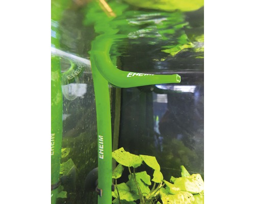 Logo EHEIM sur un tuyau de sortie d''aquarium