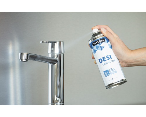 Spray désinfectant Maston Desi en cours d''utilisation à côté d''un robinet.