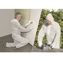 Deux artisans en combinaison de protection effectuant des travaux de rénovation