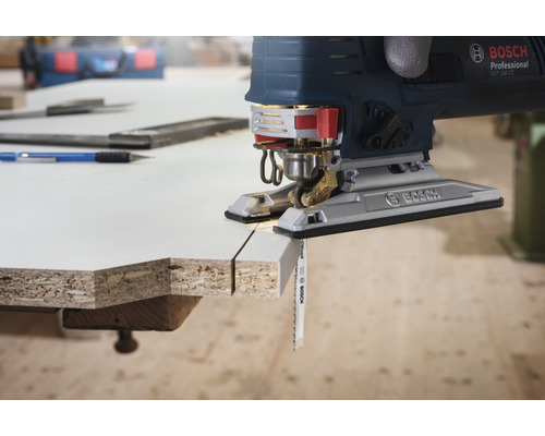 Bosch Stichsäge schneidet Werkstück aus Holz