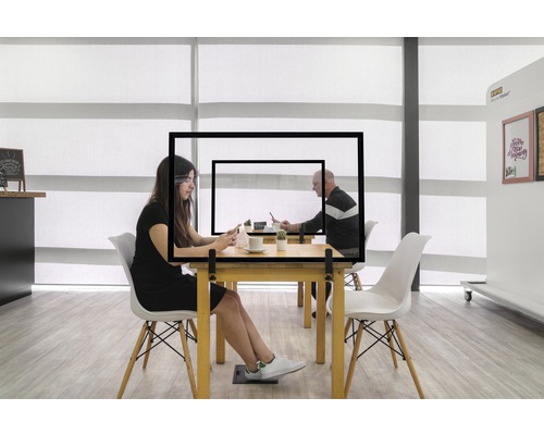 Scène avec un support de table pour la protection contre les infections par gouttelettes pour l''intérieur.