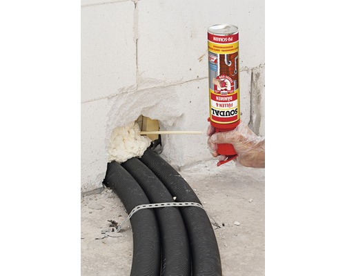 Anwendung von Bauschaum zum Füllen einer Mauerwerksöffnung mit Rohren