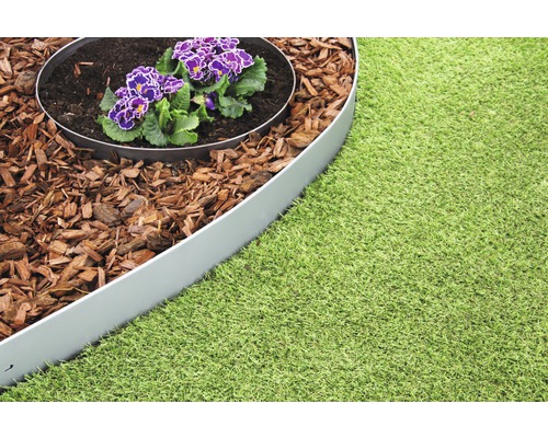 Beetumrandung aus Metall, Rindenmulch und Rasen