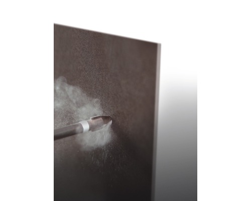 Düse eines Dampfreinigers beim Reinigen einer Oberfläche