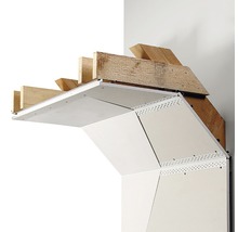 Vue détaillée d'une construction de plafond avec une structure en bois et des plaques de plâtre