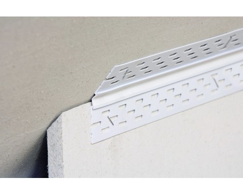 Eckschutzschiene aus Kunststoff an einer Wand befestigt