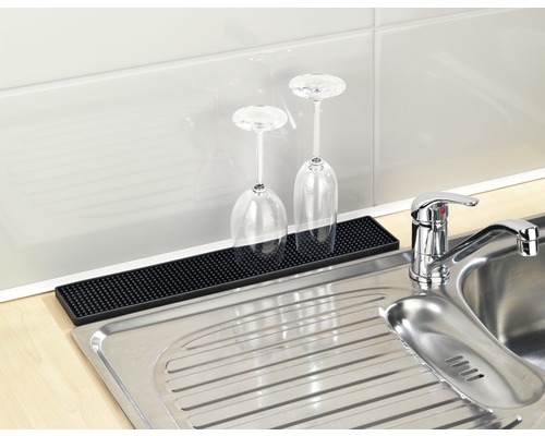 Spülbecken mit Abtropfmatte und Weingläsern