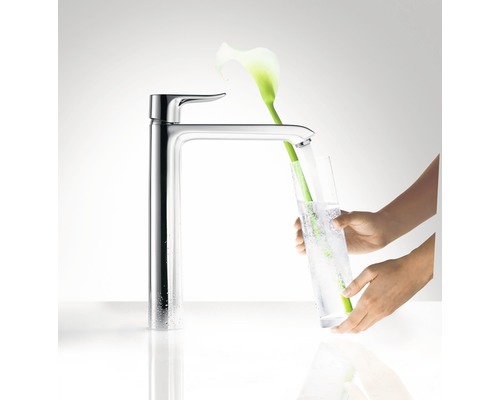 Mitigeur de lavabo haut et brillant rempli d''eau