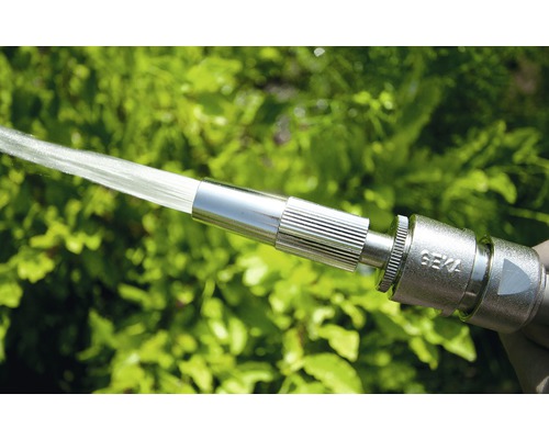 Gartenschlauchdüse aus Metall im Einsatz