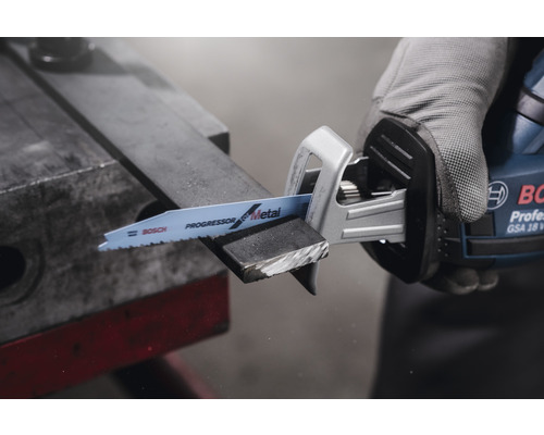 Scie sabre coupant du métal avec une lame de scie sabre Bosch.
