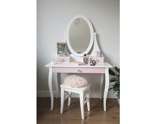 Coiffeuse avec miroir et tabouret dans la chambre